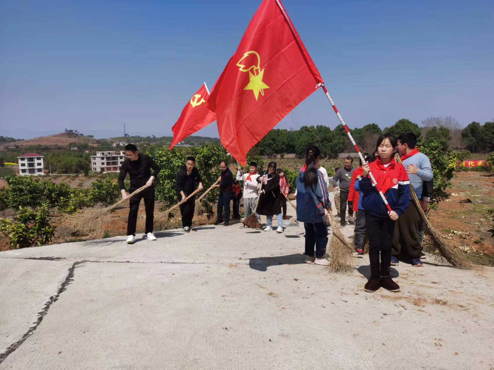 洞口县茶场学校：开展“党旗映红心，学雷锋彰显本色”主题党日活动